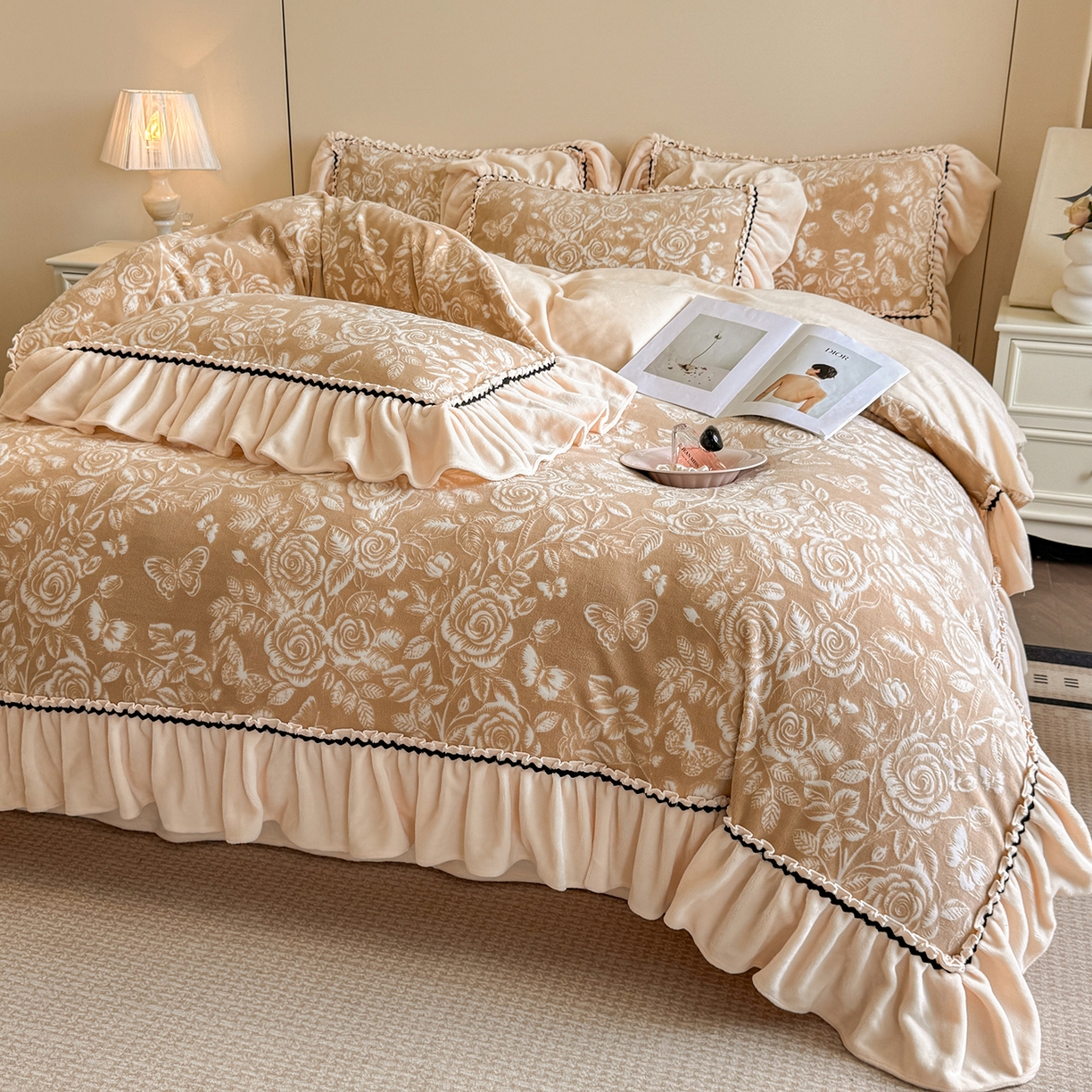 91家纺网 家纺一手货源 找家纺 民新家纺 2025新款牛奶绒烂花花边款四件套 蝶恋花-咖