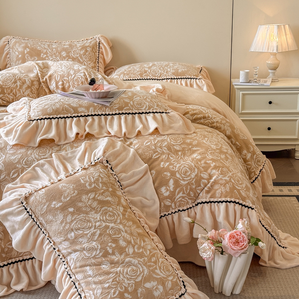 91家纺网 家纺一手货源 找家纺 民新家纺 2025新款牛奶绒烂花花边款四件套 蝶恋花-咖