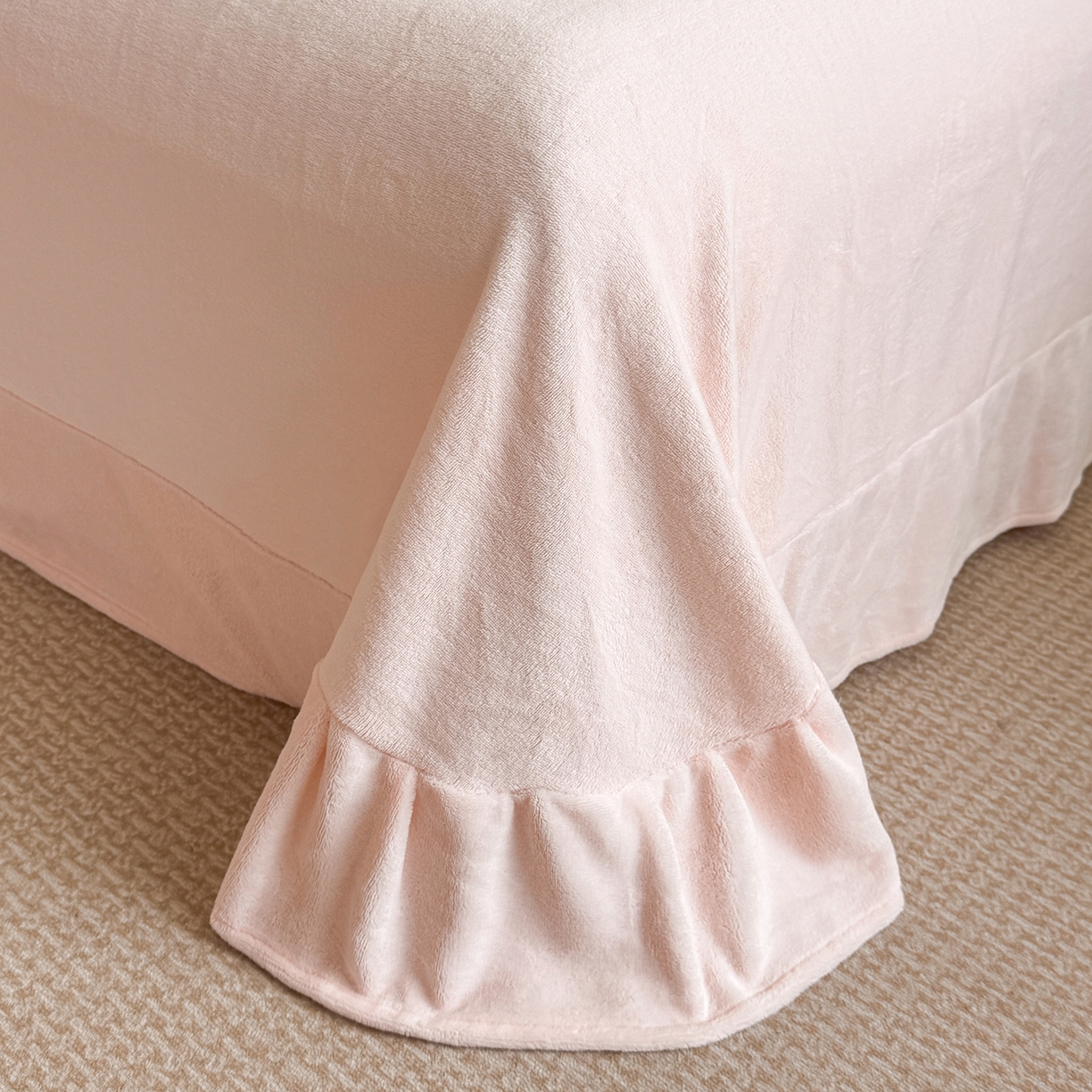 91家纺网 家纺一手货源 找家纺 民新家纺 2025新款牛奶绒烂花花边款四件套 臻爱花园 -浅粉