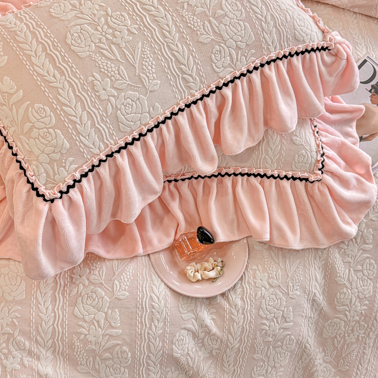 91家纺网 家纺一手货源 找家纺 民新家纺 2025新款牛奶绒烂花花边款四件套 臻爱花园 -浅粉