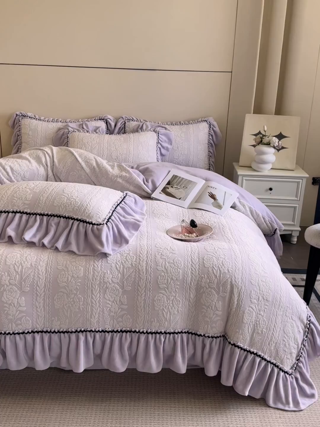 91家纺网 家纺一手货源 找家纺 民新家纺 2025新款牛奶绒烂花花边款四件套 臻爱花园-浅紫