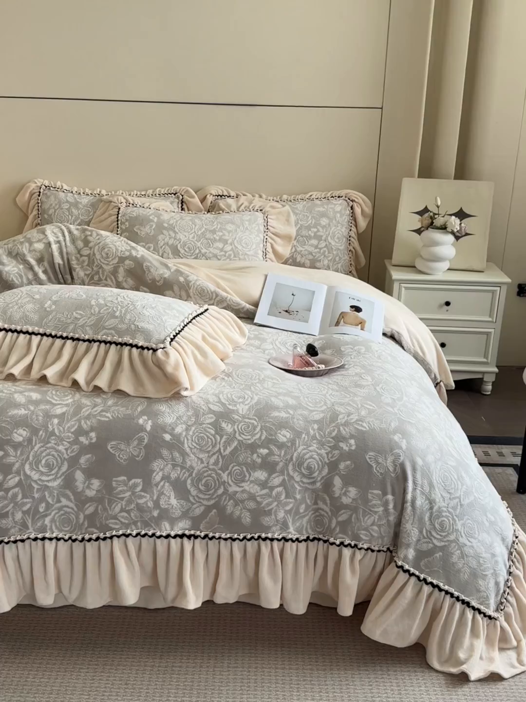 91家纺网 家纺一手货源 找家纺 民新家纺 2025新款牛奶绒烂花花边款四件套 蝶恋花-羊绒灰