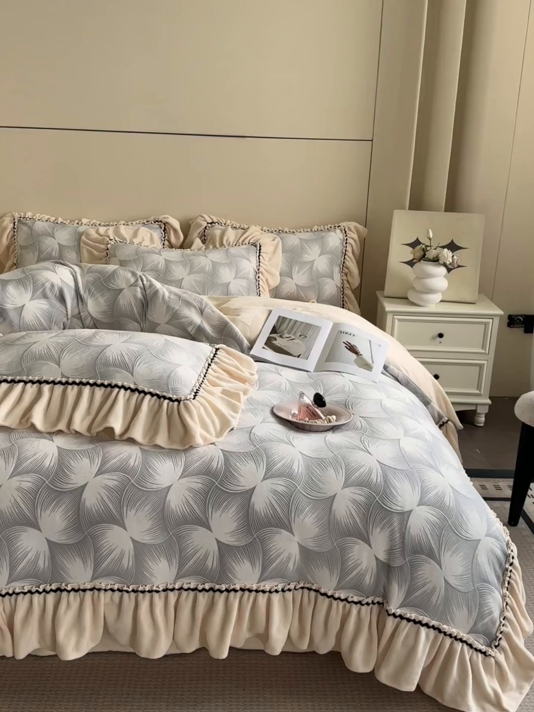 91家纺网 家纺一手货源 找家纺 民新家纺 2025新款牛奶绒烂花花边款四件套 叠影-浅灰