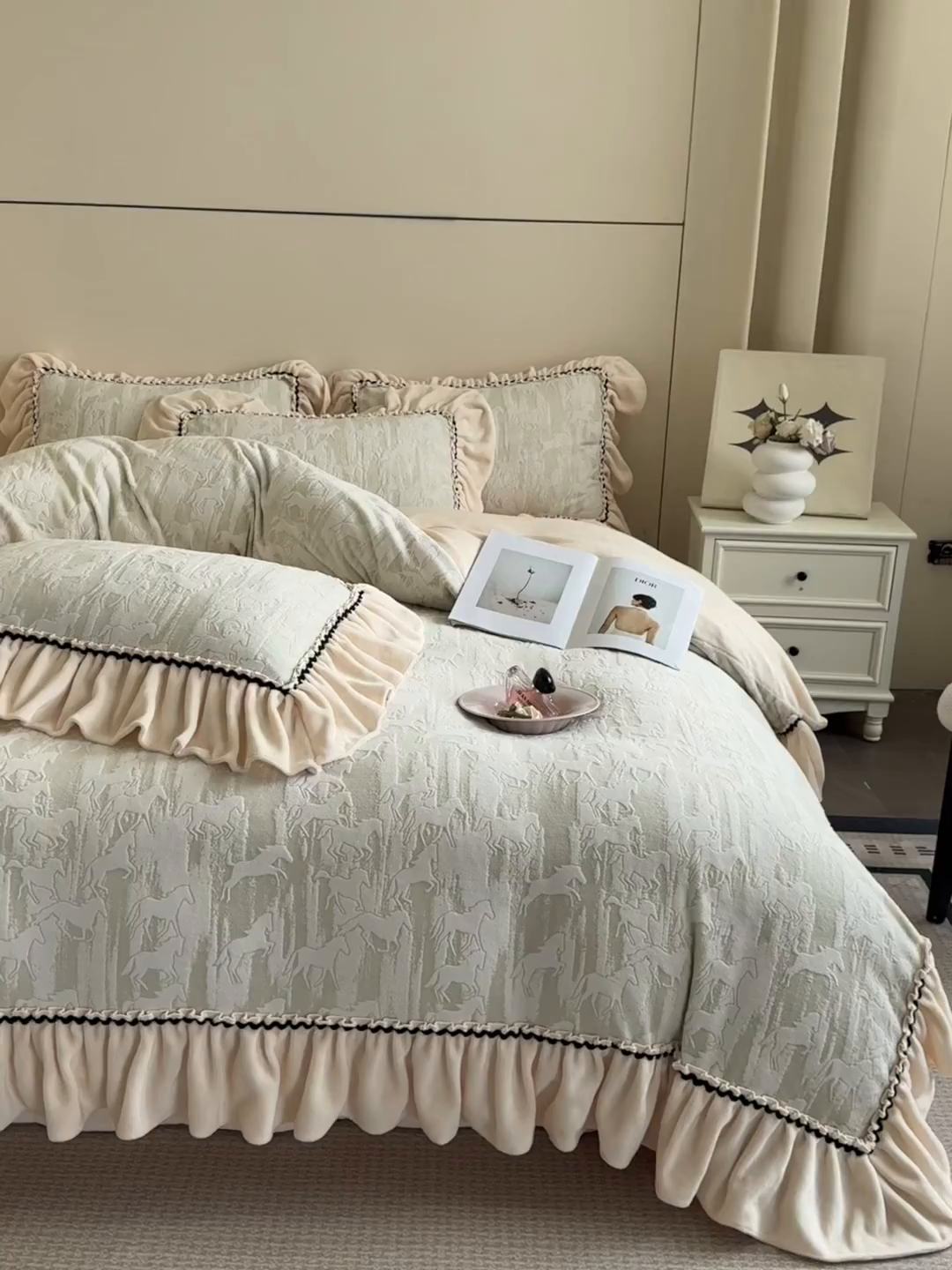 91家纺网 家纺一手货源 找家纺 民新家纺 2025新款牛奶绒烂花花边款四件套 马到成功 -浅米绿