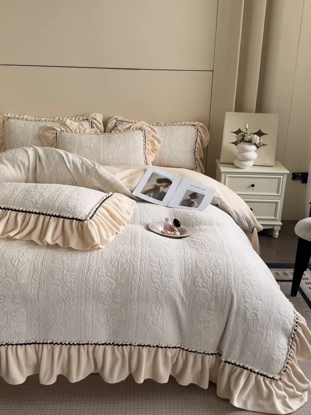 91家纺网 家纺一手货源 找家纺 民新家纺 2025新款牛奶绒烂花花边款四件套 臻爱花园 -米黄