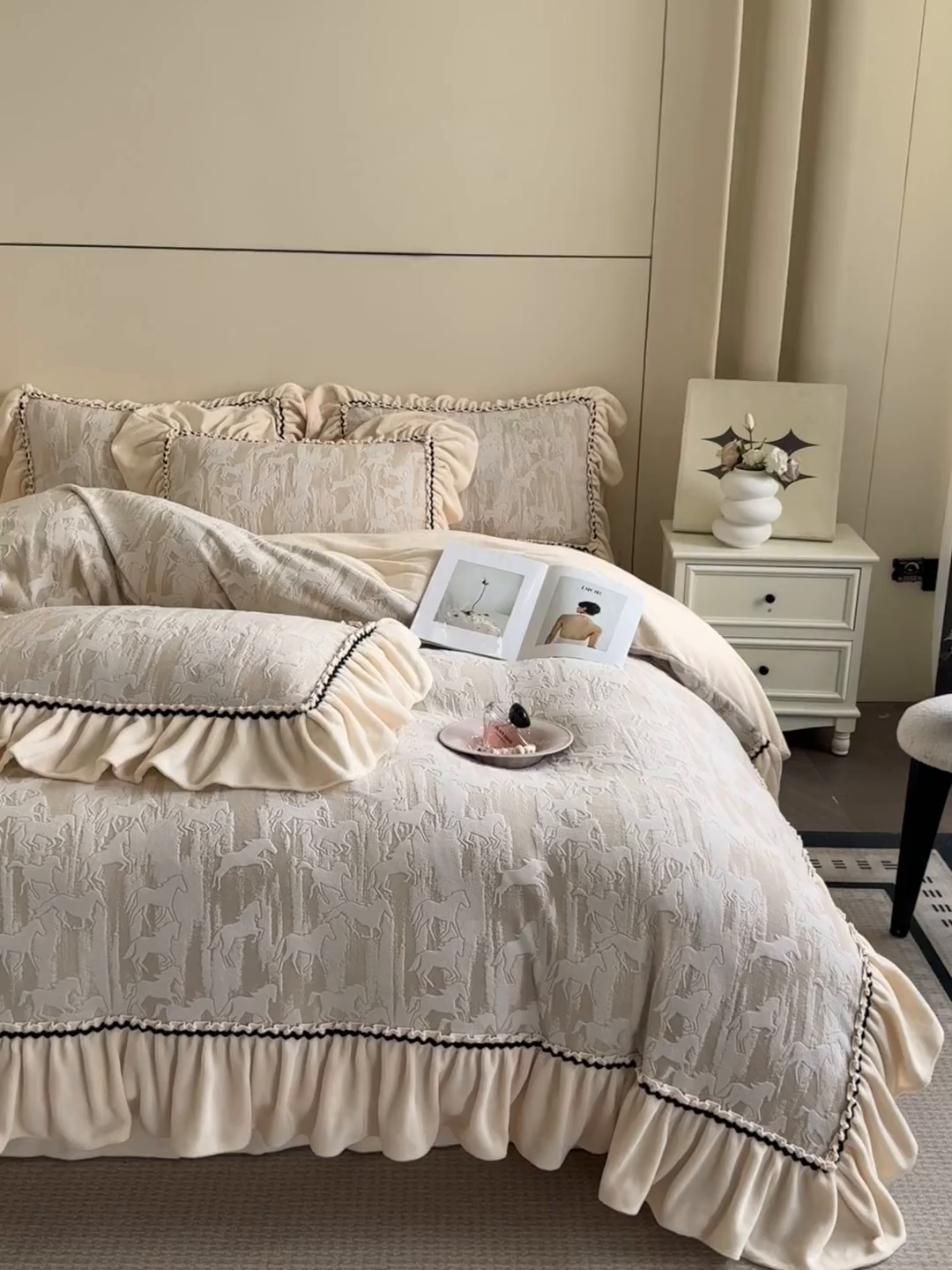 91家纺网 家纺一手货源 找家纺 民新家纺 2025新款牛奶绒烂花花边款四件套 马到成功 -浅米咖