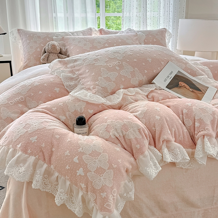 91家纺网 家纺一手货源 找家纺 锦格家纺 2025新款A类雕花牛奶绒花边四件套 蒂娜玉粉