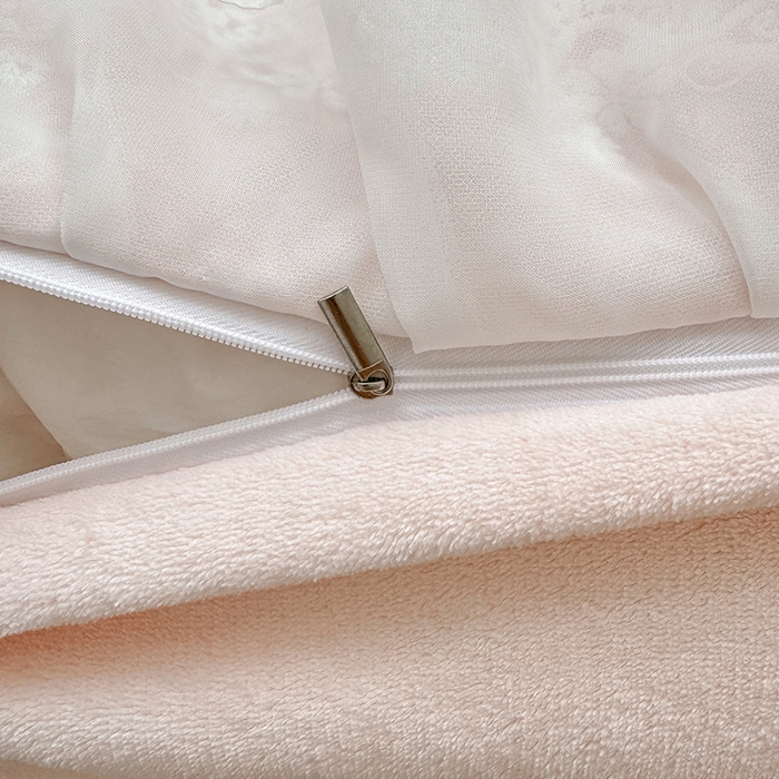 91家纺网 家纺一手货源 找家纺 锦格家纺 2025新款A类雕花牛奶绒花边四件套 米雅玉粉