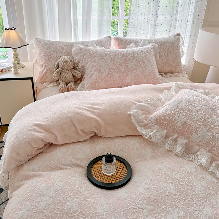 91家纺网 家纺一手货源 找家纺 锦格家纺 2025新款A类雕花牛奶绒花边四件套 米雅玉粉