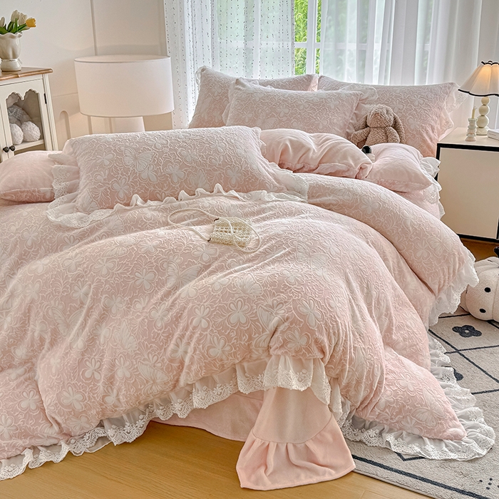 91家纺网 家纺一手货源 找家纺 锦格家纺 2025新款A类雕花牛奶绒花边四件套 米雅玉粉