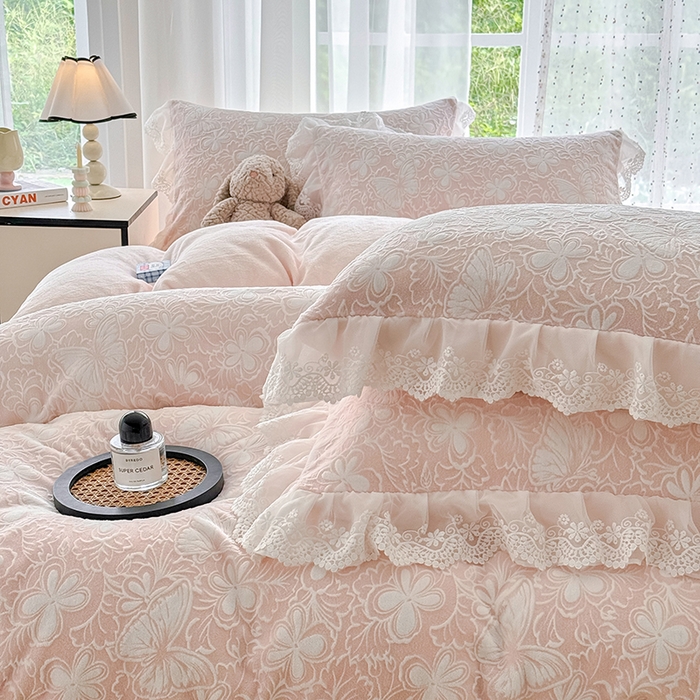 91家纺网 家纺一手货源 找家纺 锦格家纺 2025新款A类雕花牛奶绒花边四件套 米雅玉粉