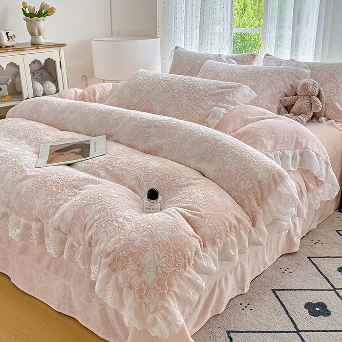 91家纺网 家纺一手货源 找家纺 锦格家纺 2025新款A类雕花牛奶绒花边四件套 蒂娜玉粉