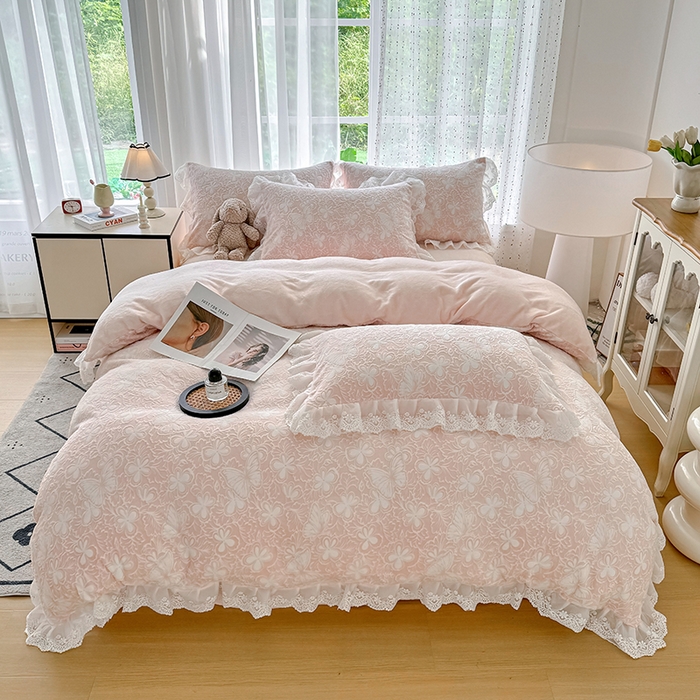 91家纺网 家纺一手货源 找家纺 锦格家纺 2025新款A类雕花牛奶绒花边四件套 米雅玉粉