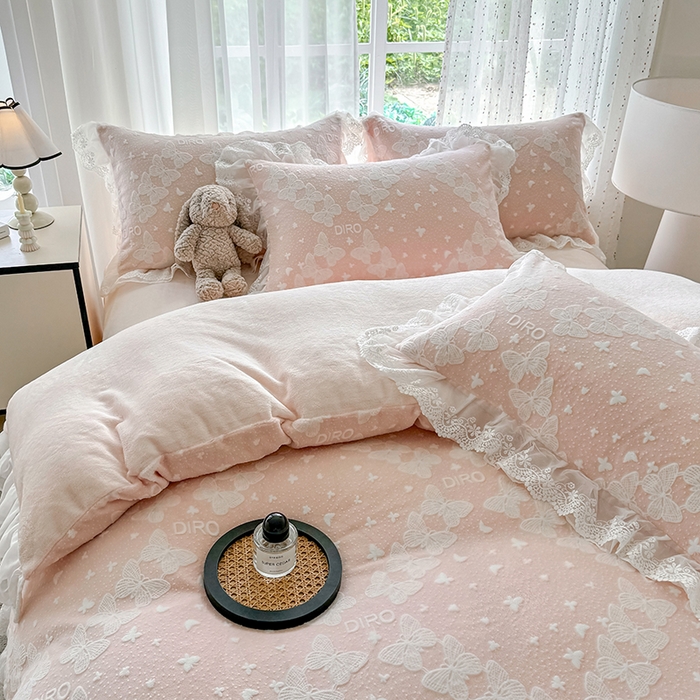 91家纺网 家纺一手货源 找家纺 锦格家纺 2025新款A类雕花牛奶绒花边四件套 蒂娜玉粉