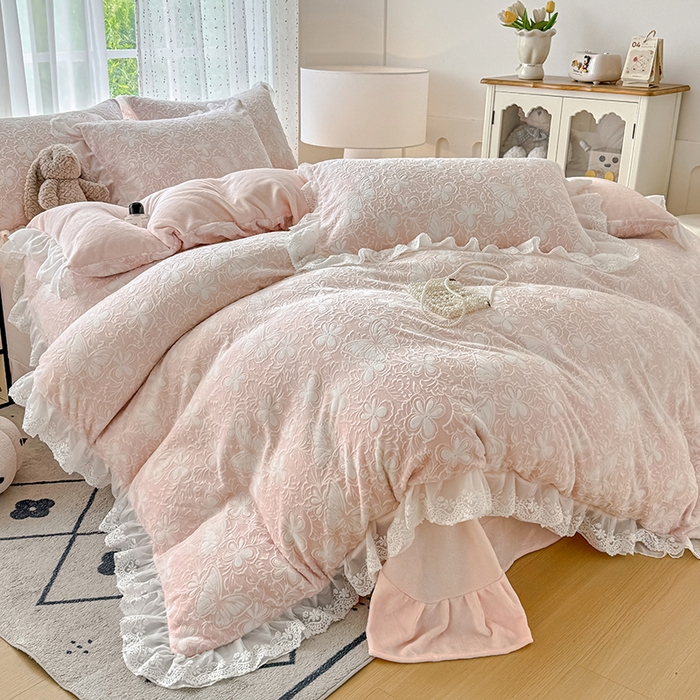 91家纺网 家纺一手货源 找家纺 锦格家纺 2025新款A类雕花牛奶绒花边四件套 米雅玉粉