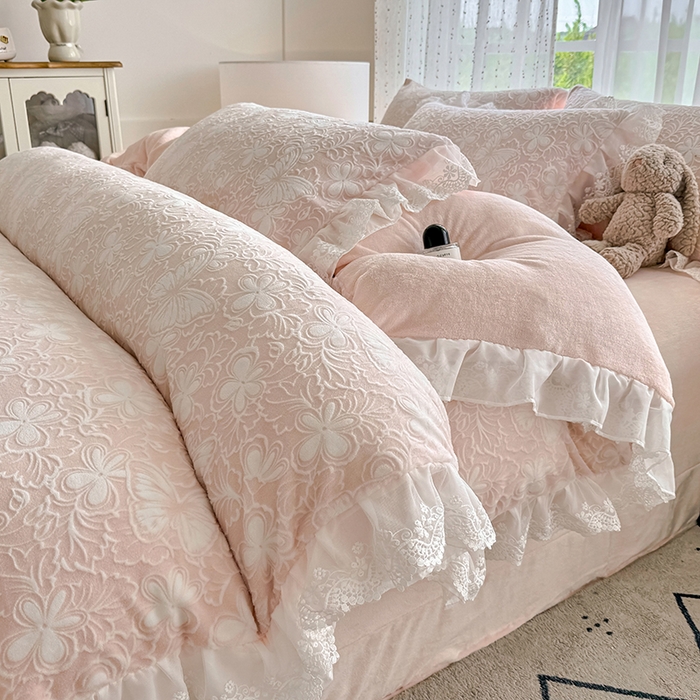 91家纺网 家纺一手货源 找家纺 锦格家纺 2025新款A类雕花牛奶绒花边四件套 米雅玉粉