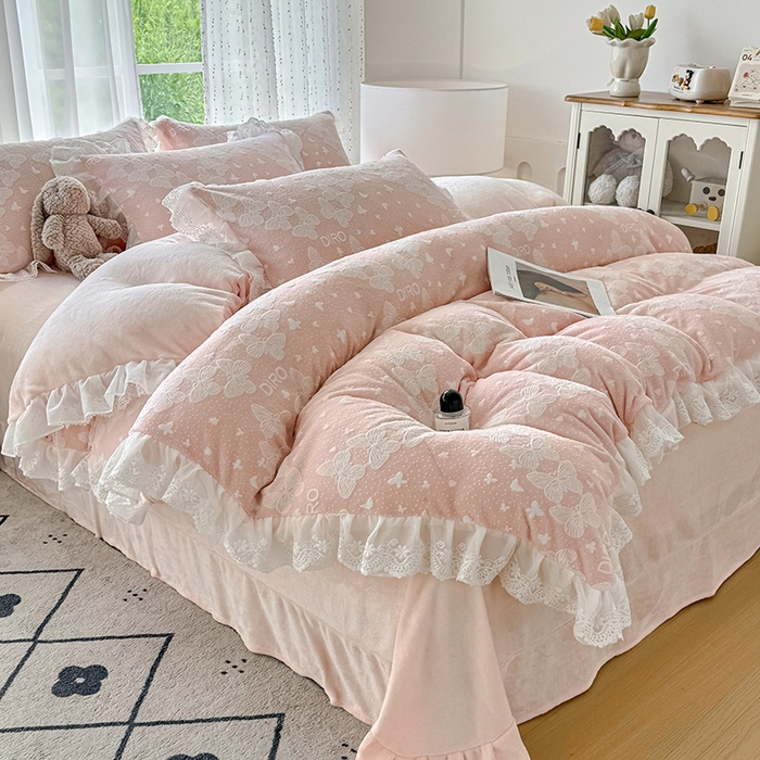 91家纺网 家纺一手货源 找家纺 锦格家纺 2025新款A类雕花牛奶绒花边四件套 蒂娜玉粉