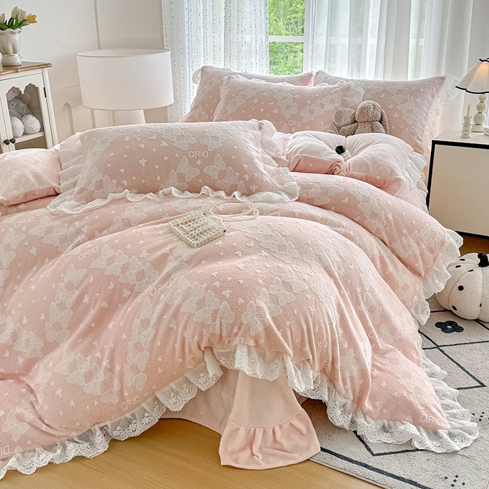 91家纺网 家纺一手货源 找家纺 锦格家纺 2025新款A类雕花牛奶绒花边四件套 蒂娜玉粉