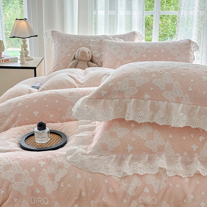 91家纺网 家纺一手货源 找家纺 锦格家纺 2025新款A类雕花牛奶绒花边四件套 蒂娜玉粉