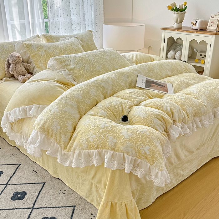 91家纺网 家纺一手货源 找家纺 锦格家纺 2025新款A类雕花牛奶绒花边四件套 米雅黄