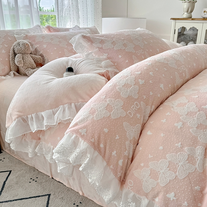 91家纺网 家纺一手货源 找家纺 锦格家纺 2025新款A类雕花牛奶绒花边四件套 蒂娜玉粉