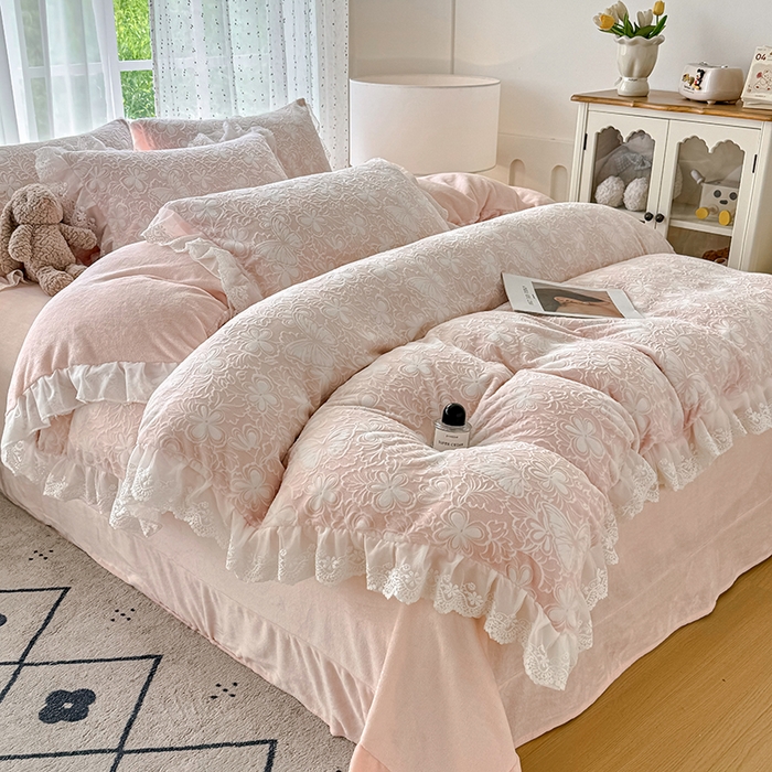 91家纺网 家纺一手货源 找家纺 锦格家纺 2025新款A类雕花牛奶绒花边四件套 米雅玉粉