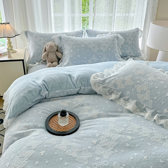 91家纺网 家纺一手货源 找家纺 锦格家纺 2025新款A类雕花牛奶绒花边四件套 蒂娜蓝