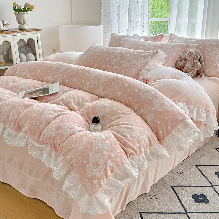 91家纺网 家纺一手货源 找家纺 锦格家纺 2025新款A类雕花牛奶绒花边四件套 蒂娜玉粉