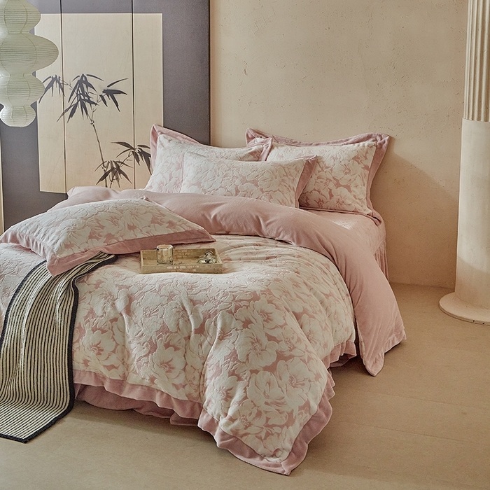 91家纺网 家纺一手货源 找家纺 （总）孑寐家纺 2025新款宽边拼角雕花绒床盖四件套