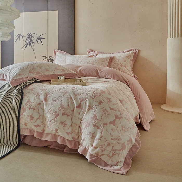 91家纺网 家纺一手货源 找家纺 （总）孑寐家纺 2025新款宽边拼角雕花绒床盖四件套