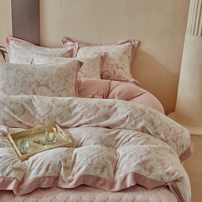 91家纺网 家纺一手货源 找家纺 （总）孑寐家纺 2025新款宽边拼角雕花绒床盖四件套