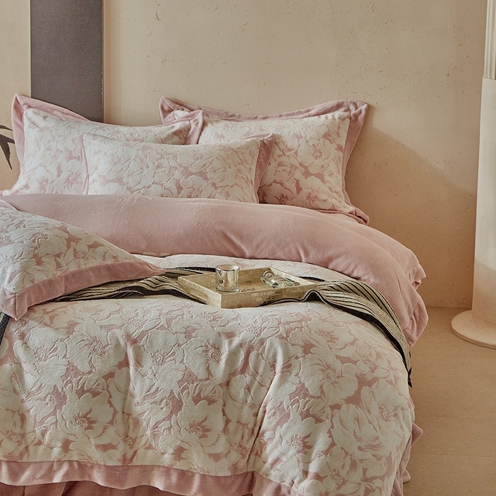 91家纺网 家纺一手货源 找家纺 （总）孑寐家纺 2025新款宽边拼角雕花绒床盖四件套