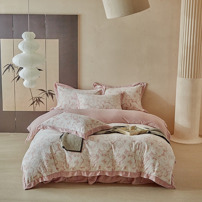 91家纺网 家纺一手货源 找家纺 （总）孑寐家纺 2025新款宽边拼角雕花绒床盖四件套