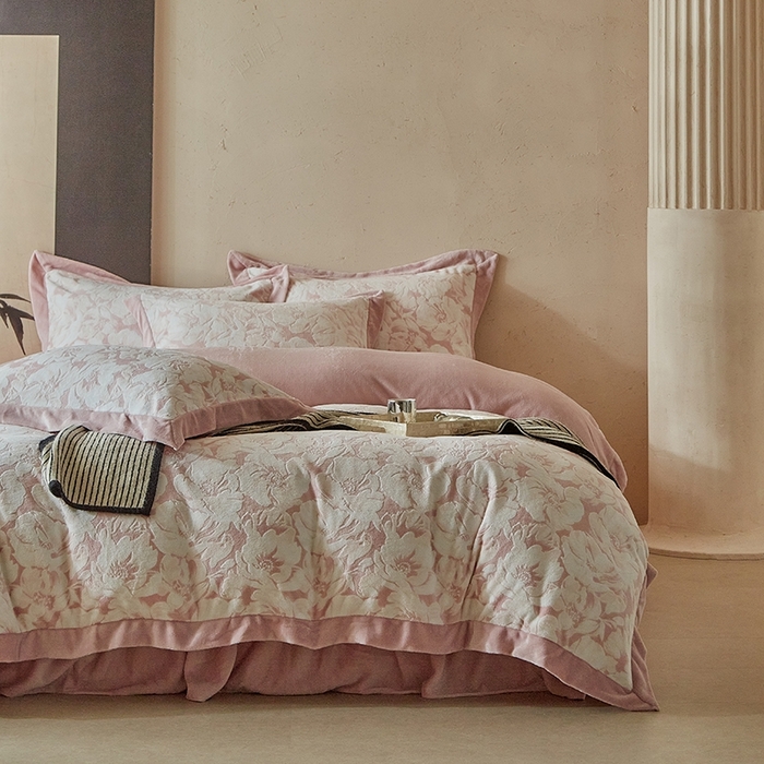 91家纺网 家纺一手货源 找家纺 （总）孑寐家纺 2025新款宽边拼角雕花绒床盖四件套