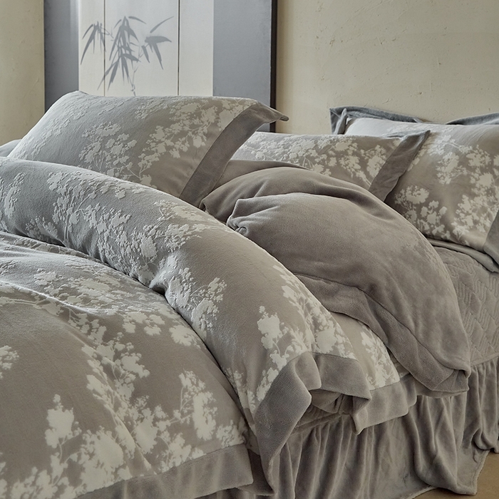 91家纺网 家纺一手货源 找家纺 （总）孑寐家纺 2025新款宽边拼角雕花绒床盖四件套