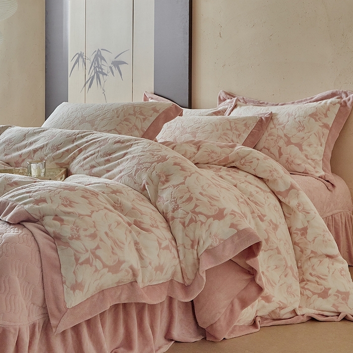 91家纺网 家纺一手货源 找家纺 （总）孑寐家纺 2025新款宽边拼角雕花绒床盖四件套