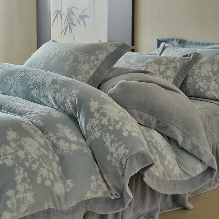 91家纺网 家纺一手货源 找家纺 （总）孑寐家纺 2025新款宽边拼角雕花绒床盖四件套