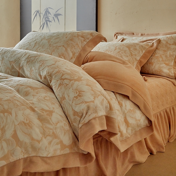 91家纺网 家纺一手货源 找家纺 （总）孑寐家纺 2025新款宽边拼角雕花绒床盖四件套