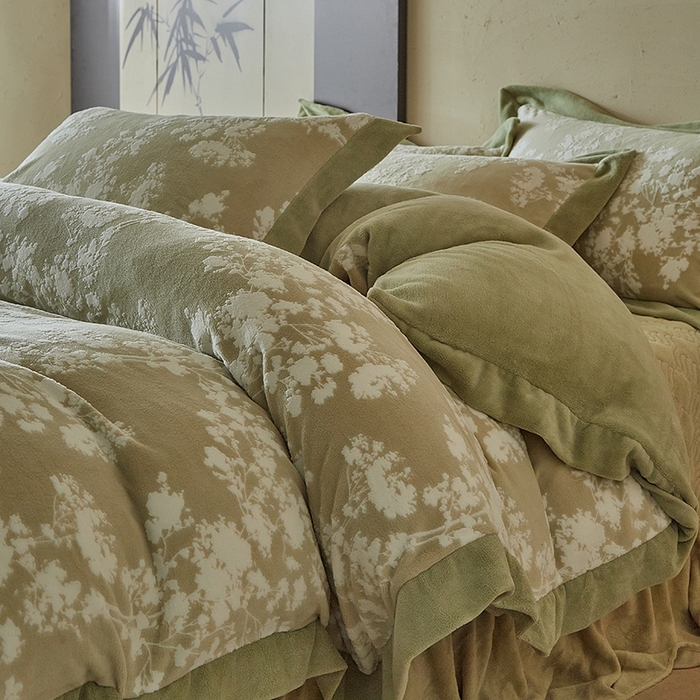 91家纺网 家纺一手货源 找家纺 （总）孑寐家纺 2025新款宽边拼角雕花绒床盖四件套