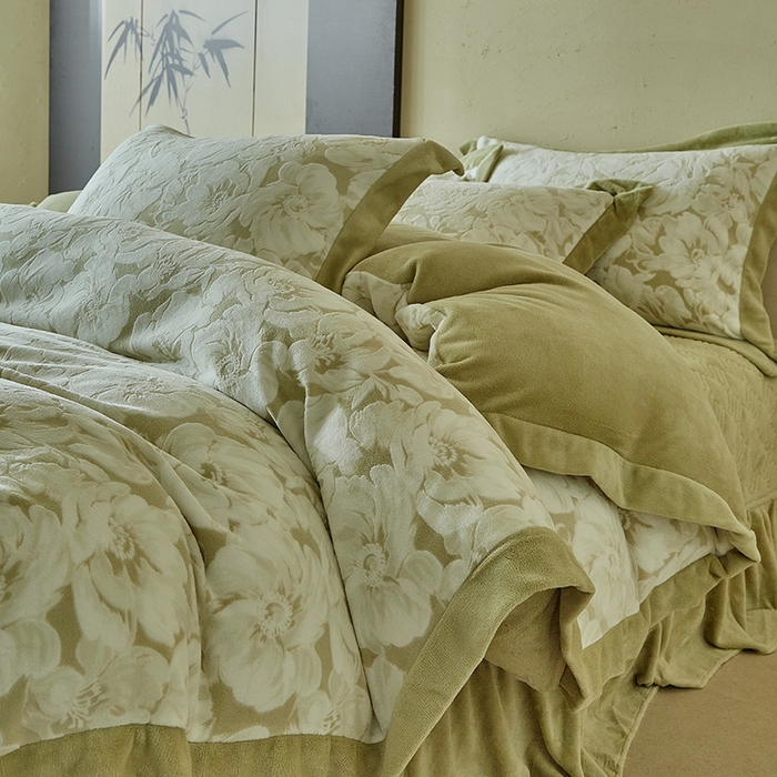 91家纺网 家纺一手货源 找家纺 （总）孑寐家纺 2025新款宽边拼角雕花绒床盖四件套