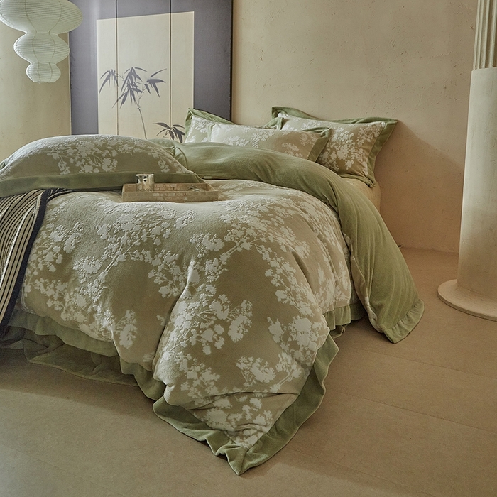 91家纺网 家纺一手货源 找家纺 孑寐家纺 2025新款宽边拼角雕花绒床盖四件套 花夕颜-绿色