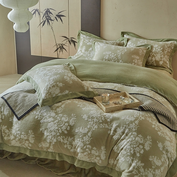 91家纺网 家纺一手货源 找家纺 孑寐家纺 2025新款宽边拼角雕花绒床盖四件套 花夕颜-绿色