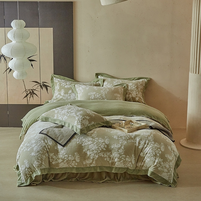91家纺网 家纺一手货源 找家纺 孑寐家纺 2025新款宽边拼角雕花绒床盖四件套 花夕颜-绿色
