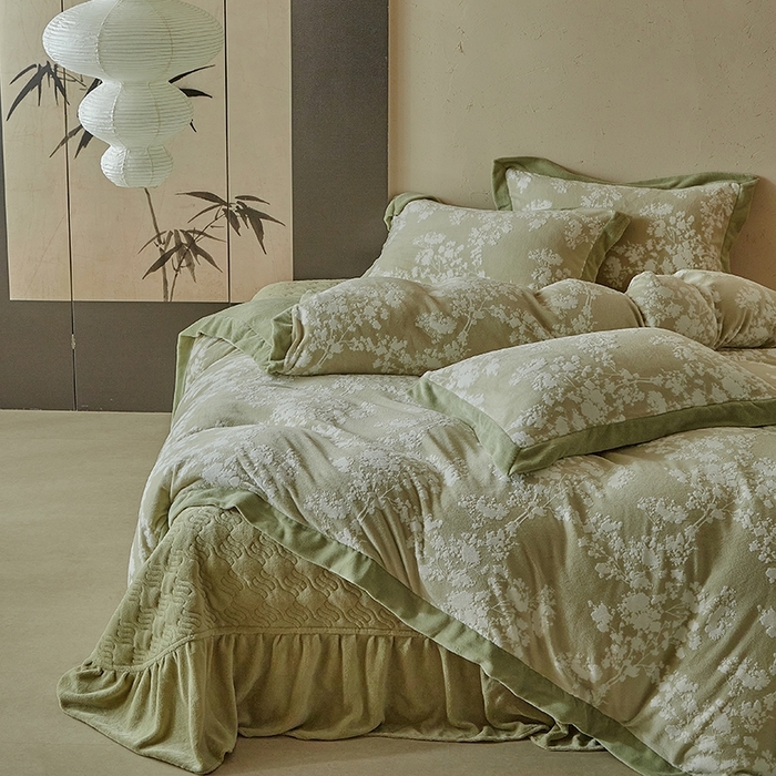 91家纺网 家纺一手货源 找家纺 孑寐家纺 2025新款宽边拼角雕花绒床盖四件套 花夕颜-绿色