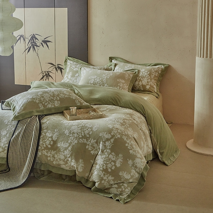 91家纺网 家纺一手货源 找家纺 孑寐家纺 2025新款宽边拼角雕花绒床盖四件套 花夕颜-绿色