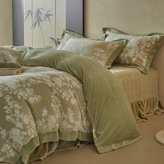 91家纺网 家纺一手货源 找家纺 孑寐家纺 2025新款宽边拼角雕花绒床盖四件套 花夕颜-绿色