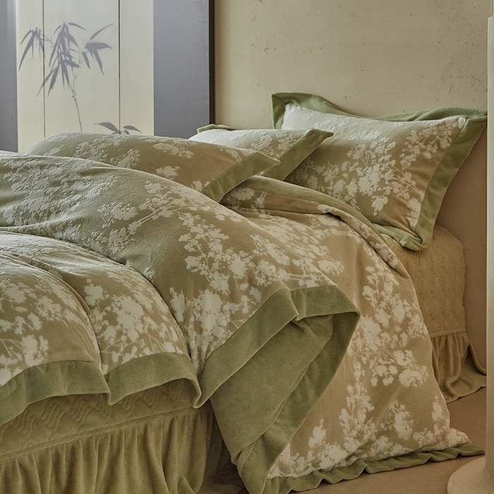91家纺网 家纺一手货源 找家纺 孑寐家纺 2025新款宽边拼角雕花绒床盖四件套 花夕颜-绿色