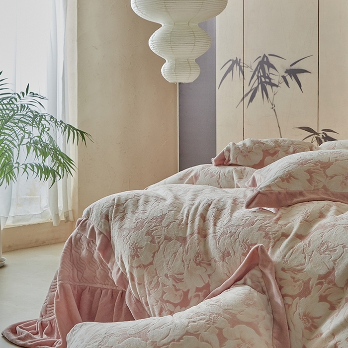 91家纺网 家纺一手货源 找家纺 （总）孑寐家纺 2025新款宽边拼角雕花绒床盖四件套