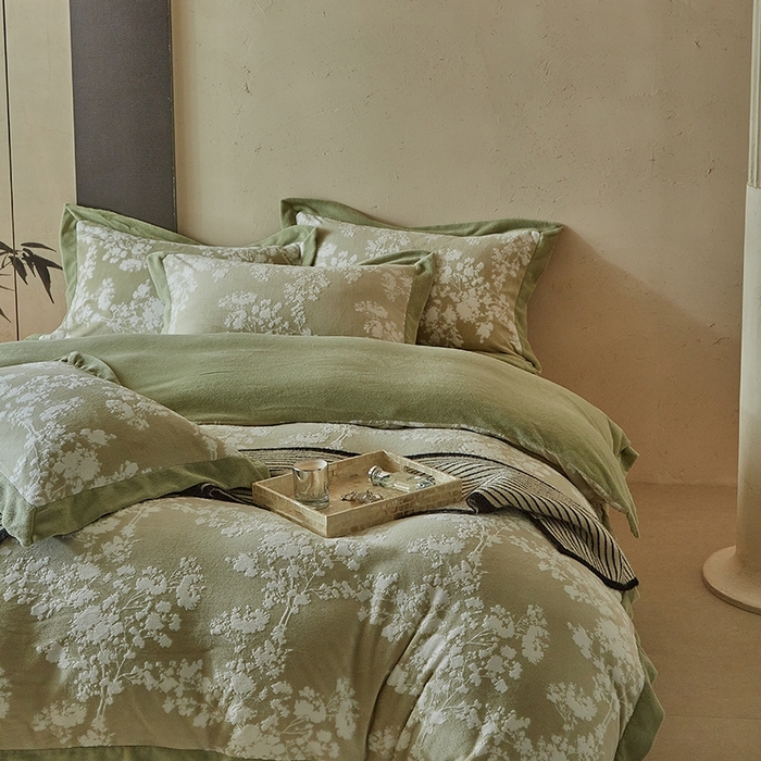 91家纺网 家纺一手货源 找家纺 孑寐家纺 2025新款宽边拼角雕花绒床盖四件套 花夕颜-绿色