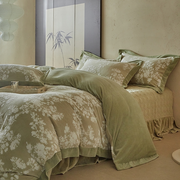 91家纺网 家纺一手货源 找家纺 孑寐家纺 2025新款宽边拼角雕花绒床盖四件套 花夕颜-绿色